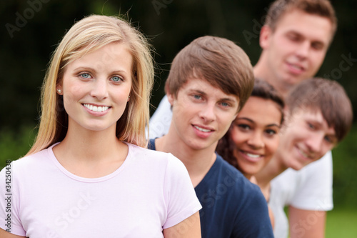 Foto: lachende freude stehen hintereinander lachende freude stehen hintereinander