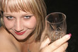 Foto: Junge Frau trinkt Sekt Junge Frau trinkt Sekt