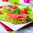 Vollkornbrot mit Salat und Salami