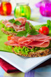Hauchdünne Salami auf Körnerbrot Hauchdünne Salami auf Körnerbrot