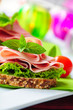 Saftiges Wurstbrot mit frischem Salat