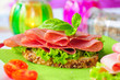 Salamibrot mit Salat und Tomaten Salamibrot mit Salat und Tomaten