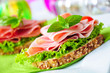 Hauchdünner Schinken auf Körnerbrot