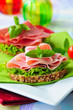 Frischwurstaufschnitt auf Vollkornbrot Frischwurstaufschnitt auf Vollkornbrot