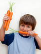 Photo: bambino con carote bambino con carote