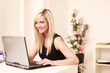 Frau am laptop