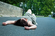 femme allongée sur la route