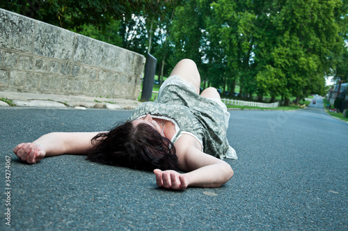 Photo: femme allongée sur la route femme allongée sur la route