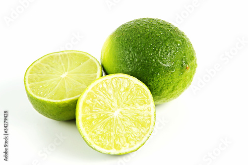 Foto: Limette mit Hälften freigestellt Limette mit Hälften freigestellt
