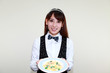 料理を運ぶ笑顔のウェイトレス