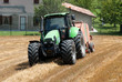 trattore in un campo di grano appena tagliato trattore in un campo di grano appena tagliato