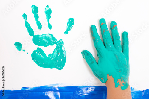 Foto: grüne Kinderhand grüne Kinderhand