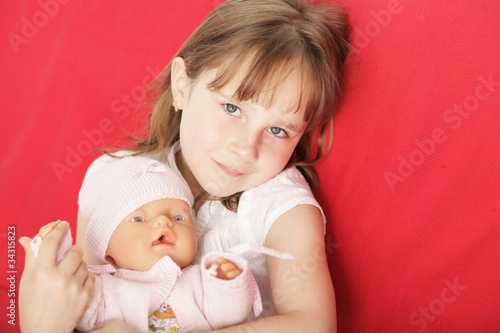 Foto: kleines Mädchen mit Puppe kleines Mädchen mit Puppe