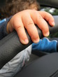 Mano di autista di macchine bambino