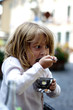 Photo: Jeune fille mangeant une glace Jeune fille mangeant une glace
