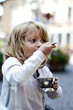 Photo: Jeune fille mangeant une glace Jeune fille mangeant une glace