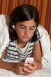 adolescente ascolta musica con mp3