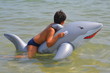 bambino in mare su gonfiabile squalo