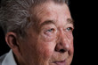 Sorgenvoller Blick eines Seniors