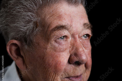 Foto: Sorgenvoller Blick eines Seniors Sorgenvoller Blick eines Seniors
