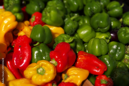 Foto: Variety of Peppers at an outdoor farmer's market Variety of Peppers at an outdoor farmer's market