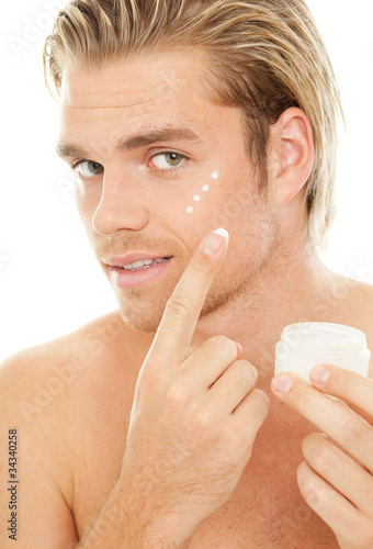 Photo: blonder mann mit tagescreme blonder mann mit tagescreme