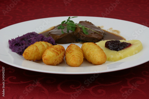 Photo: Hirschbraten mit Blaukraut und Kroketten Hirschbraten mit Blaukraut und Kroketten