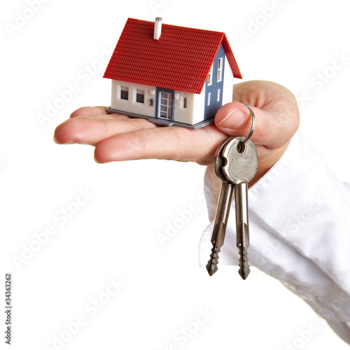 Photo: Hand mit Haus und Schlüsseln Hand mit Haus und Schlüsseln