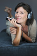 femme tranquille avec lecteur mp3