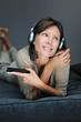 femme épanouie avec smart phone