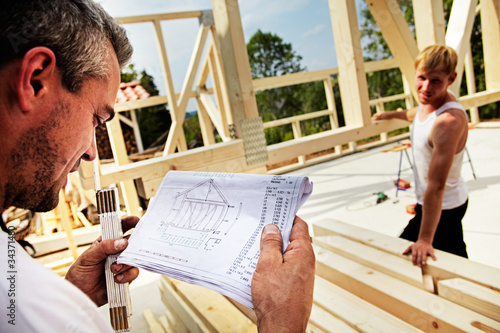 Foto: carpenters setting up prefabricated framework carpenters setting up prefabricated framework