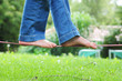 Kind auf Slackline