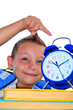 Kind mit Wecker