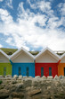 Foto: Row of beach huts on bright summer day Row of beach huts on bright summer day