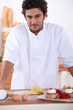 mužské baker si sladké koláče