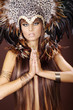 Beauty mit langen Haaren und afrikanischem Kopfputz