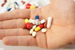 Bunte Tabletten auf der Hand