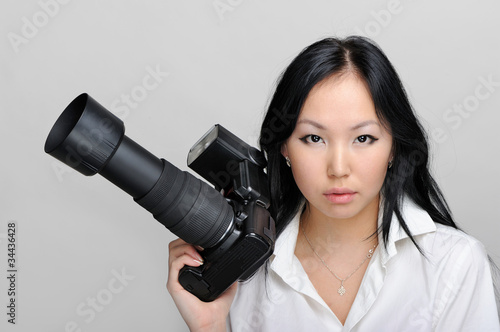 Foto: Asian woman with photo camera Asian woman with photo camera
