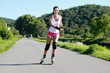 Jeune femme se promenant en roller Jeune femme se promenant en roller