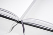 Foto: Aufgeschlagenes Buch mit Lesebändchen Aufgeschlagenes Buch mit Lesebändchen