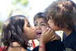 Foto: bambini che consolano un bambino che piange bambini che consolano un bambino che piange