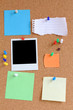 bunte Ordnung an Kork Pinwand