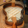Fabrication d'une guitare par un luthier