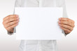 Mann mit Schild in der Hand
