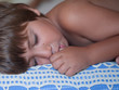 bambino che dorme con dito in bocca bambino che dorme con dito in bocca