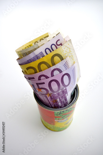 Photo: Euros versteckt in einer Dose Euros versteckt in einer Dose