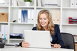 Foto: frau im büro liest ihre emails frau im büro liest ihre emails