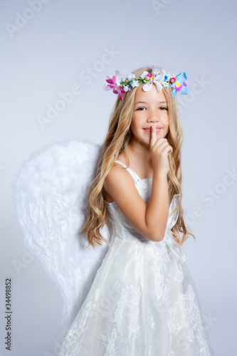 Foto: Angel children little girl sleeping finger in mouth Angel children little girl sleeping finger in mouth