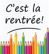 C'est la rentrée ! Fond feuille et crayons de couleurs.