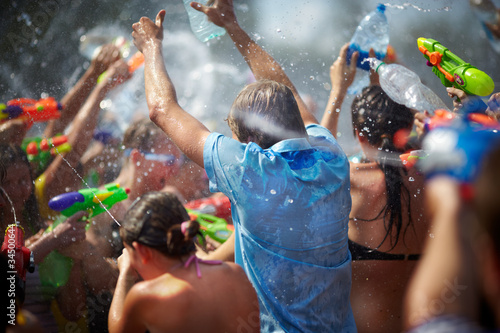 Foto: young people shooting and throwing water at each other young people shooting and throwing water at each other